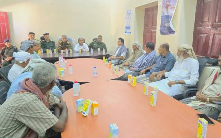 أكد أن الأجهزة الامنية لن تتهاون مع من يريد العبث في أمن المحافظة ..مدير أمن المهرة يلتقي قيادات وأعضاء السلطة المحلية وشيوخ مديرية قشن 