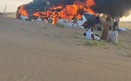 رجال المهمات.. شاحنات إطفاء شركة صافر تطفئ الحريق حافلة الركاب (صور)