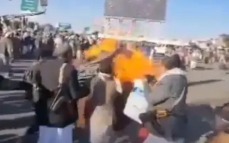 فيديو يهز صنعاء.. مقاتل حوثي يشعل النار في جسده وسط ميدان السبعين.. (تفاصيل مأساوية)