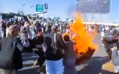 ردد هذا الشعار.. مواطن يحرق نفسه في صنعاء احتجاجًا على مصادرة الحوثي لأرضه 