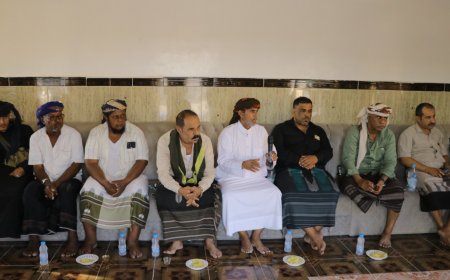 مدير أمن المهرة يزور منطقة عتاب ويعقد لقاء مع شيوخ المنطقة 