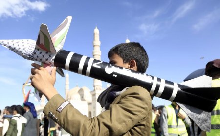 أسلحة الحرب واستراتيجياتها تطغى على ألعاب أطفال اليمن