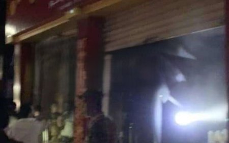 احتراق محل شهير لبيع العسل في عدن