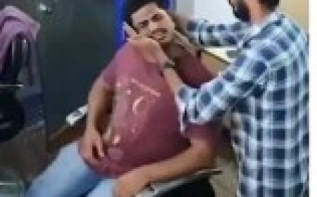 بالفيديو.. حلاق (يطقطق) رقبة زبون بعد المساج ويصيبه بالشلل