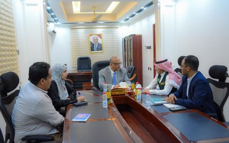 مناقشة سير العمل في المشاريع التي ينفذها البرنامج السعودي بعدن