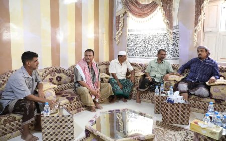 محافظ حضرموت يقدّم واجب العزاء في وفاة التربوي عبدالله علي بامحسون