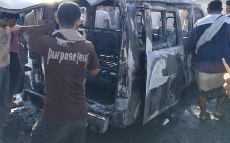 حريق يلتهم باص في عدن