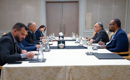 اللواء الزبيدي يدعو الى تظافر الجهود المحلية والإقليمية والدولية لتأمين ممرات الملاحة الدولية