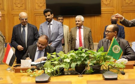 وزير النقل يوقع إتفاقية تنظيم نقل البضائع على الطرق البرية بين الدول العربية 