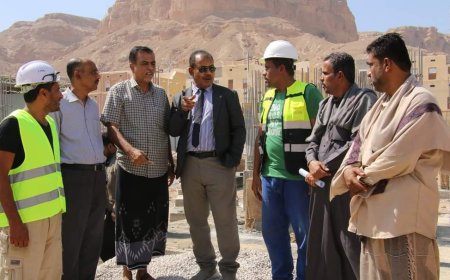 الوكيل العامري يتفقد الاعمال بعدد من المشاريع بمديرية القطن 