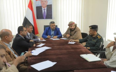 تنفيذي أمانة العاصمة يناقش انتهاكات الحوثي وتحديات النازحين