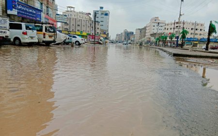 هطول أمطار غزيرة وغرق منازل وشوارع رئيسية بعدن