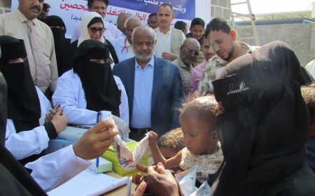 تدشين حملة التحصين ضد الحصبة بالحديدة واجتماع يناقش الوضع الصحي بالمحافظة