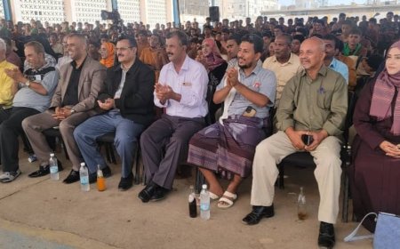 بمناسبة الذكرى ( 57 ) لعيد الإستقلال ( 30 ) من نوفمبر المجيد..وكيل عدن "مبجر" ومدير عام المنصورة يحضران الحفل الفني بثانوية النعمان للبنين