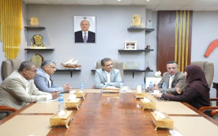 مدير عام مكتب التربية بعدن تثمّن دعم السلطة المحلية وتطالب بصرف المرتبات وإعاد هيكلة الأجور