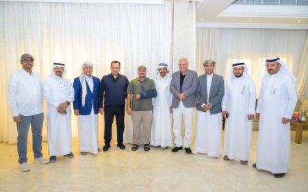 رئيس الوزراء السابق وعدد من المسؤولين والشخصيات يزورون طارق صالح