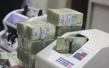 الرواتب انقطعت في المحافظات المحررة وظهرت في المحافظات غير المحررة.. ماذا يدار خلف الكواليس؟!!