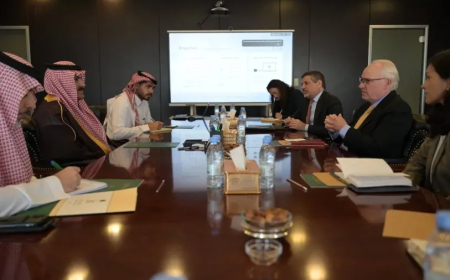 مصدر سعودي يكشف عن تحركات دولية في الرياض لإطلاق عملية سياسية شاملة في اليمن