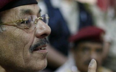 بعد غيابه عن الساحة السياسية.. علي محسن الأحمر يتحدث عن (علم اليمن)