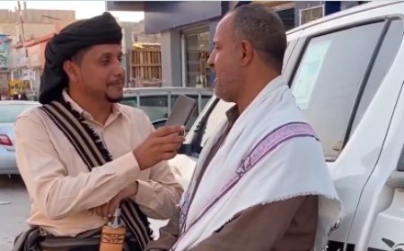 مأساة مبكية بالفيديو.. معلم من عدن يبحث عن عمل في شوارع شبوة (تفاصيل)