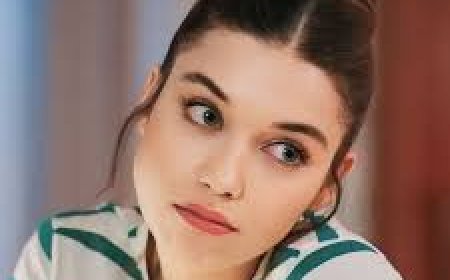 بطلة مسلسل الطائر الرافراف .. تنفعل على الصحفيين.. وترد  لست مجبرة بالرد عليكم !