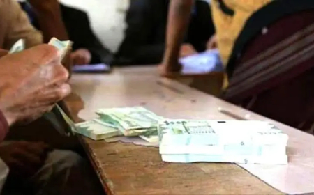 الرواتب ولعبة الكراسي!.. (انتظام) صرف المرتبات في المحافظات غير المحررة و(انقطاع) صرفها في المحافظات المحررة!