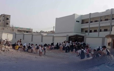 بعد وقوف رواتبهم لشهرين.. نقابة المعلمين تعلن بدء الإضراب في مدارس محافظة عدن (وثيقة)