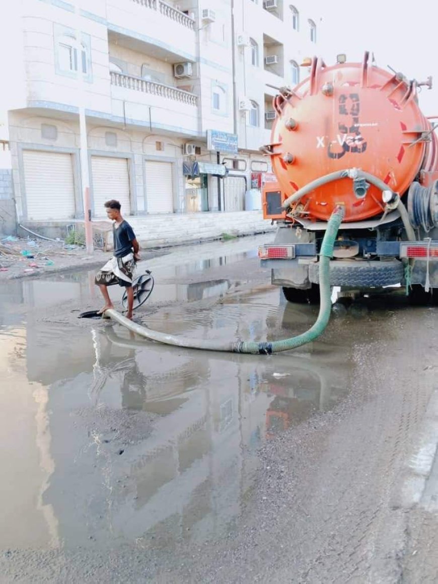 بدأ أعمال رفع مياه الصرف الصحي في البريقة عقب طفحها جراء نفاذ الوقود 