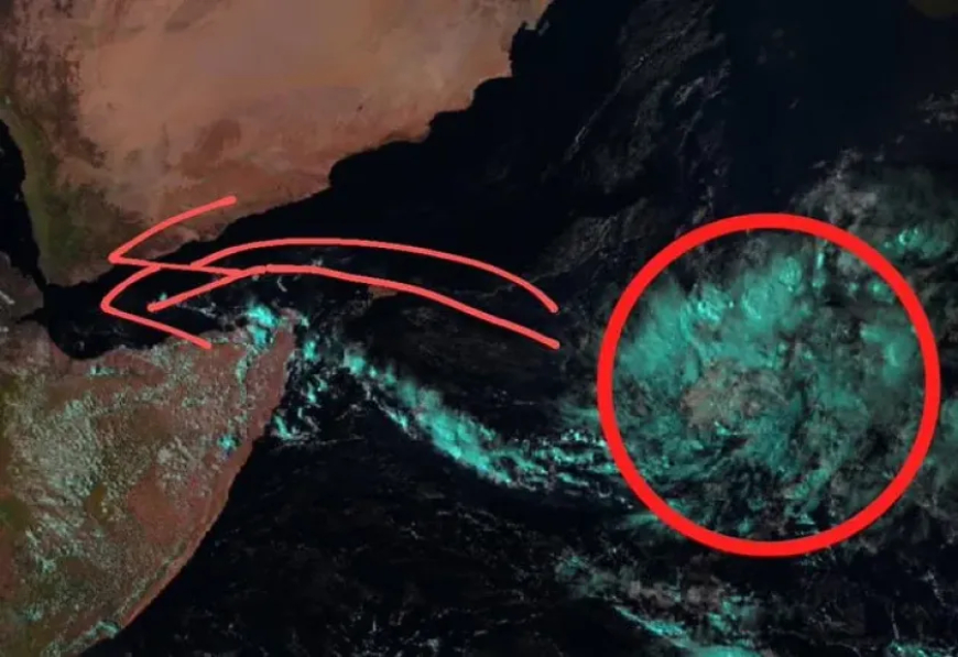 اضطراب جوي يقترب من خليج عدن.. مركز الإنذار بحضرموت يحذر السكان من سيول وأمطار غزيرة