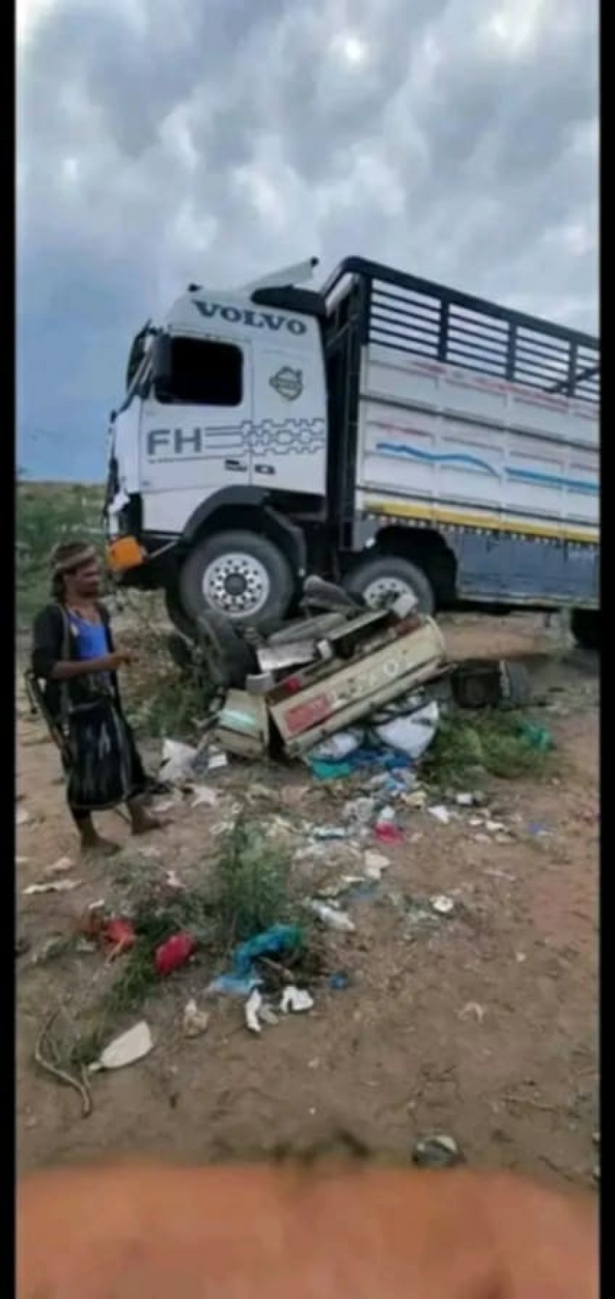   بالصور حادث مروع .. شاحنة تدهس سيارة وتحطمها بالكامل ووفاة كافة الركاب