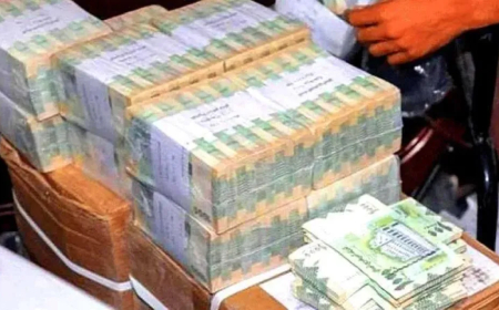 الحكومة الشرعية تعجز عن صرف الرواتب.. والحكومة الانقلابية تعلن صرف الرواتب شهريًا بانتظام!