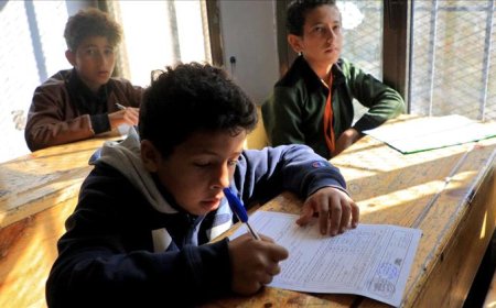 هرولة نحو الهاوية.. عدم صرف الرواتب يقهر الطلاب والمعلمين