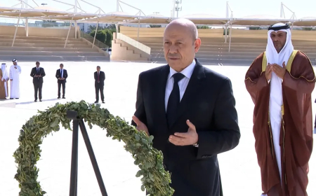 مشيدًا بعطاء الإمارات.. الرئيس العليمي يضع إكليلاً في واحة الكرامة