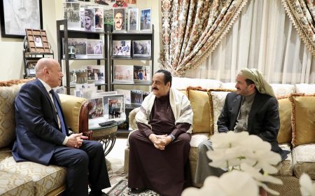 رئيس مجلس القيادة يزور عضو مجلس الرئاسة الاسبق سالم صالح محمد