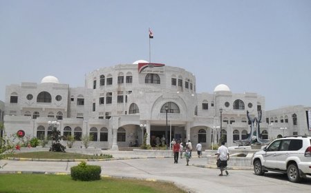 مجاميع مسلحة تقتحم مبنى الهيئة العامة للأراضي بأبين