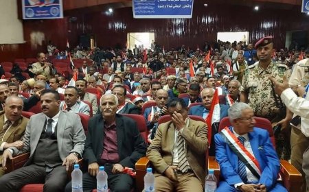 تعز تحتفي بذكرى الثاني من ديسمبر وسط حضور جماهيري كبير من مختلف الأطياف الشعبية والسياسية