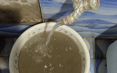 عاجل وبالصور.. أهالي مديرية دار سعد بعدن يؤكدون أن مياه الشرب اختلطت بالأتربة والرمل ويناشدون السلطات المحلية 