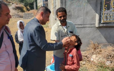 مدير عام مقبنة يتفقد حملة التحصين ضد الكوليرا ويشارك في جهود التطعيم