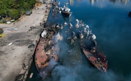 إنها الحرب.. بالصور هجوم إسرائيلي يدمر عشرات السفن بالأسطول السوري