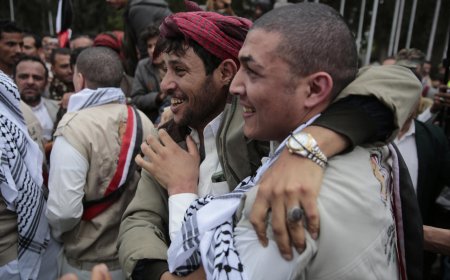 عقب العقوبات الأمريكية عليه.. (رجل الظل) يعلن موقف الحوثيين من ملف (الأسرى) وهذا ما أكده عن (محمد قحطان)