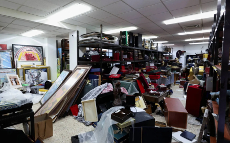 بالصور (غرفة الكنز).. كل ما جمعه آل الأسد من كنوز نادرة وشخصية!