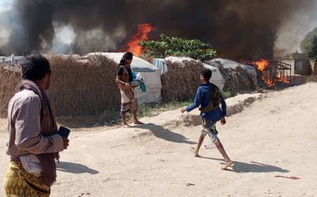 مخلفًا خسائر كبيرة.. حريق هائل يلتهم مخيمًا للنازحين في أبين