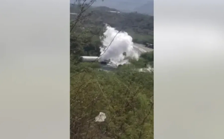 الفيديو .. انقلاب شاحنة غاز (صهريج) في مدينة الشرق بذمار وسط تحذيرات الأهالي