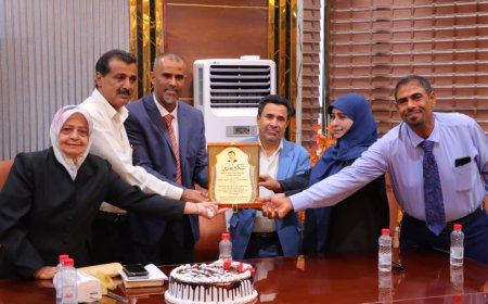 مكتب التربية والتعليم بخورمكسر يكرم المدير السابق "صالح منصور"