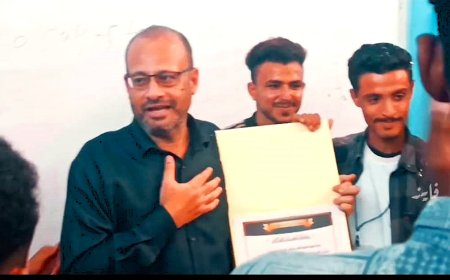 طلاب في كلية الإعلام بجامعة عدن يُكرمون أحد الأساتذة المُتميزين(فيديو)