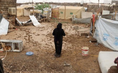 اُقتيدت إلى جهة مجهولة.. اختطاف امرأة من مخيم للنازحين في الحديدة