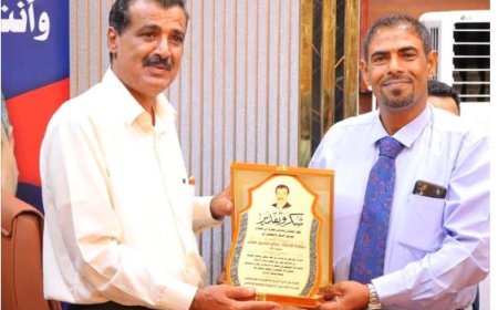 مكتب التربية والتعليم بخور مكسر يكرم المدير السابق صالح منصور