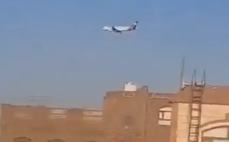 بالفيديو.. طيار في الخطوط اليمنية يهبط بطائرته بسلام في مطار صنعاء أثناء غارات المقاتلات الإسرائيلية على المطار