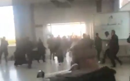 لن يغفر اليمنيون!!.. شاهد لحظة القصف الإسرائيلي على مطار صنعاء وذعر المسافرين وتدافعهم داخل صالة المطار