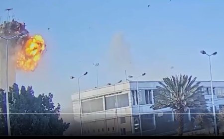 فيديو للحظة قصف برج مطار صنعاء وولحظة رد فعل مدير منظمة الصحة العالمية بداخله